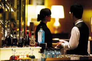 開瓶費之爭 23家酒店堅持謝絕自帶酒水，企業管理該如何平衡？
