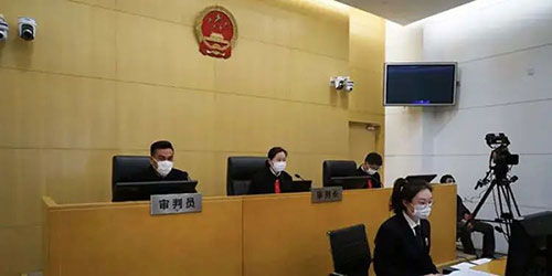 嬰兒高燒40度未察覺，育嬰師被雇主打傷 法院判決與行業(yè)反思